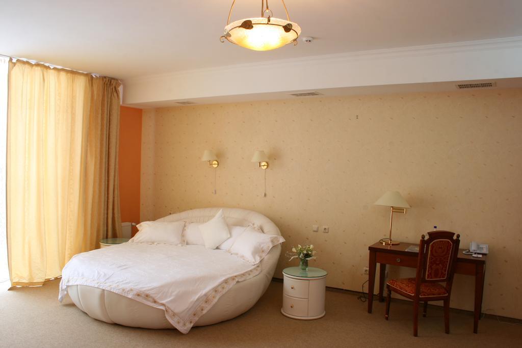 Premier Hotel Shafran Суми Екстер'єр фото